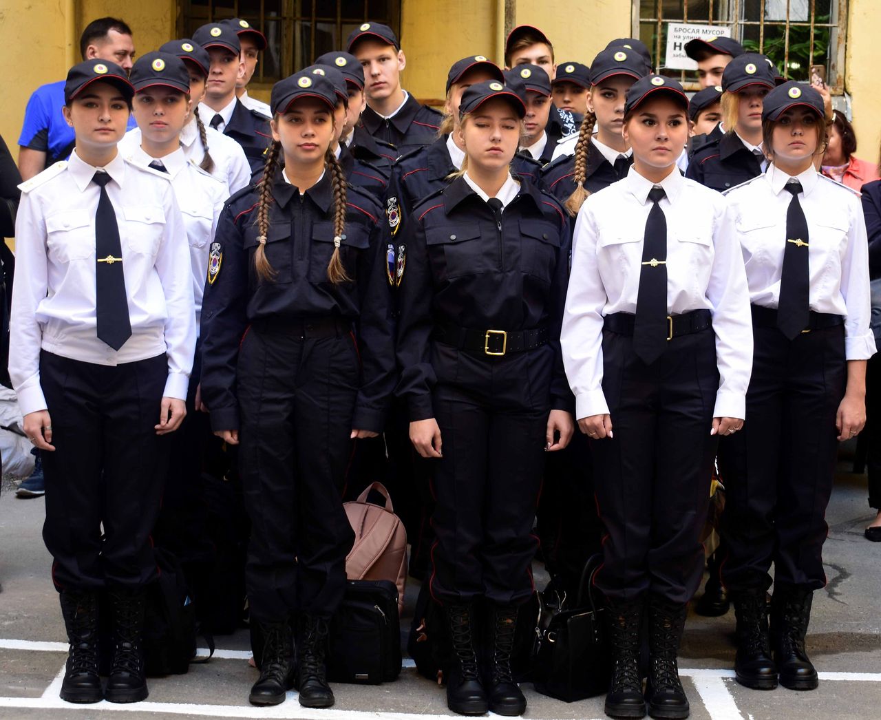 Где учиться после 9 класса москва. Колледж полиции Москва курсантки. Полицейская форма в колледже. Форма колледжа полиции. Форма для Полиджа полиции.